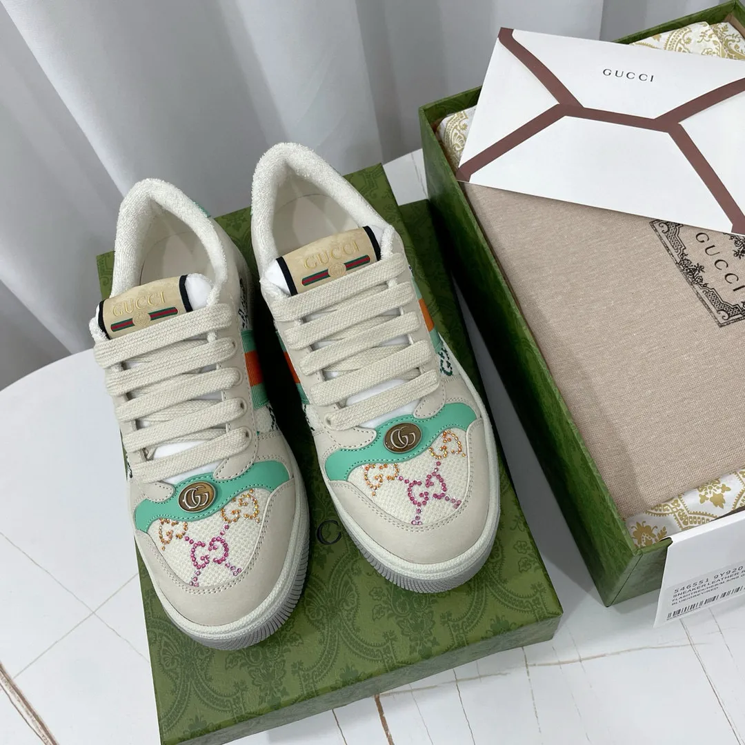 Factory price: 580💰 GUCCI Gucci's newly upgraded back cover lining, top-notch old dirty shoes, classic casual sports shoes for couples, retro sneakers and old G family dirty shoes, updated at the counter simultaneously! ①The shoe upper has the same water-based edge coating process as the original version⚠️The ordinary oil edges on the market have a strong glue feel and are easy to fall off! Grade A first-layer nubuck leather (with pores)/matching computer embroidered double G cloth, high-density terry velvet lining. ② A PVC transparent small round mark sealing line is added to the details of the midsole. The mold is opened six times and the jewelry craftsmanship is used to customize the two-color double G buckle, striving to be the same as the original version. A pair of buttons is more than three times more expensive than ordinary buckles on the market. ③An old two-color washable label, the chip is placed on the outer waist of the right foot, the entire shoe is completely hollowed out with rubber technology, TUP material (rubber to distinguish the market) with the latest green packaging from the counter, 3D printed handbag, and a pair of shoelaces. There is no pressure when entering and exiting the counter. You can buy a 1:1 accurate replica of the original version and modify and upgrade it repeatedly. The details are perfectly restored, the materials are all customized, and they are truly top-notch. Please look at the details clearly to identify the quality. Upper: First-layer frosted cowhide/embroidered double G cloth. Lining: original high-density velvet lining. Foot pads: original pearlescent sheepskin. Outsole: private molded vacuum TPU material. Packaging: original top-grade full set packaging at the counter. Shoe size: women's size 35-40, men's size 39-44 (men's size 38, 45🉑️customized, non-returnable)